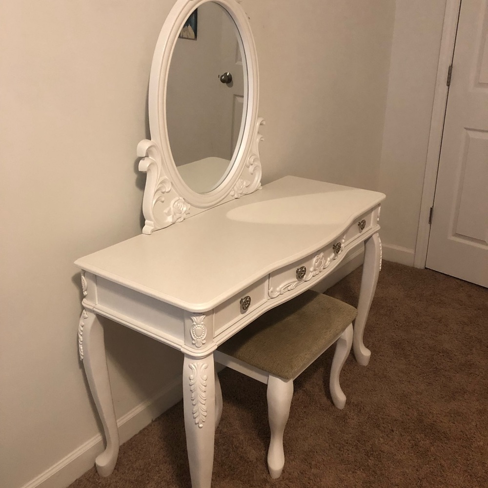 Vanity Table - image 4